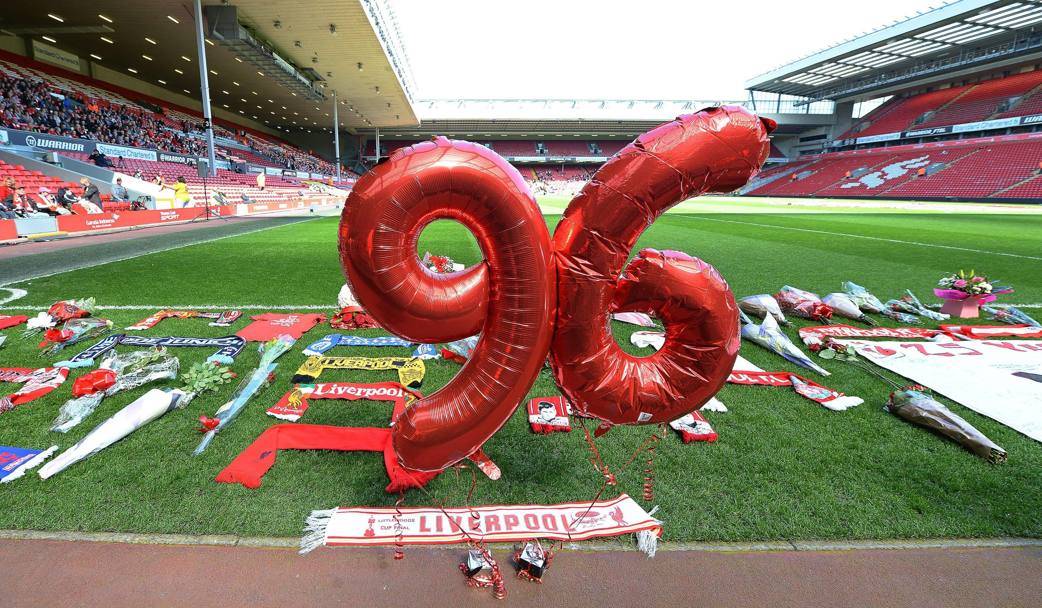 Anfield, due palloncini compongono il numero 96, con la sciarpa del Liverpool immediatamente sotto e decine di altre sciarpe intorno: ecco l&#39;omaggio alle vittime di Hillsborough di 25 anni fa. Epa